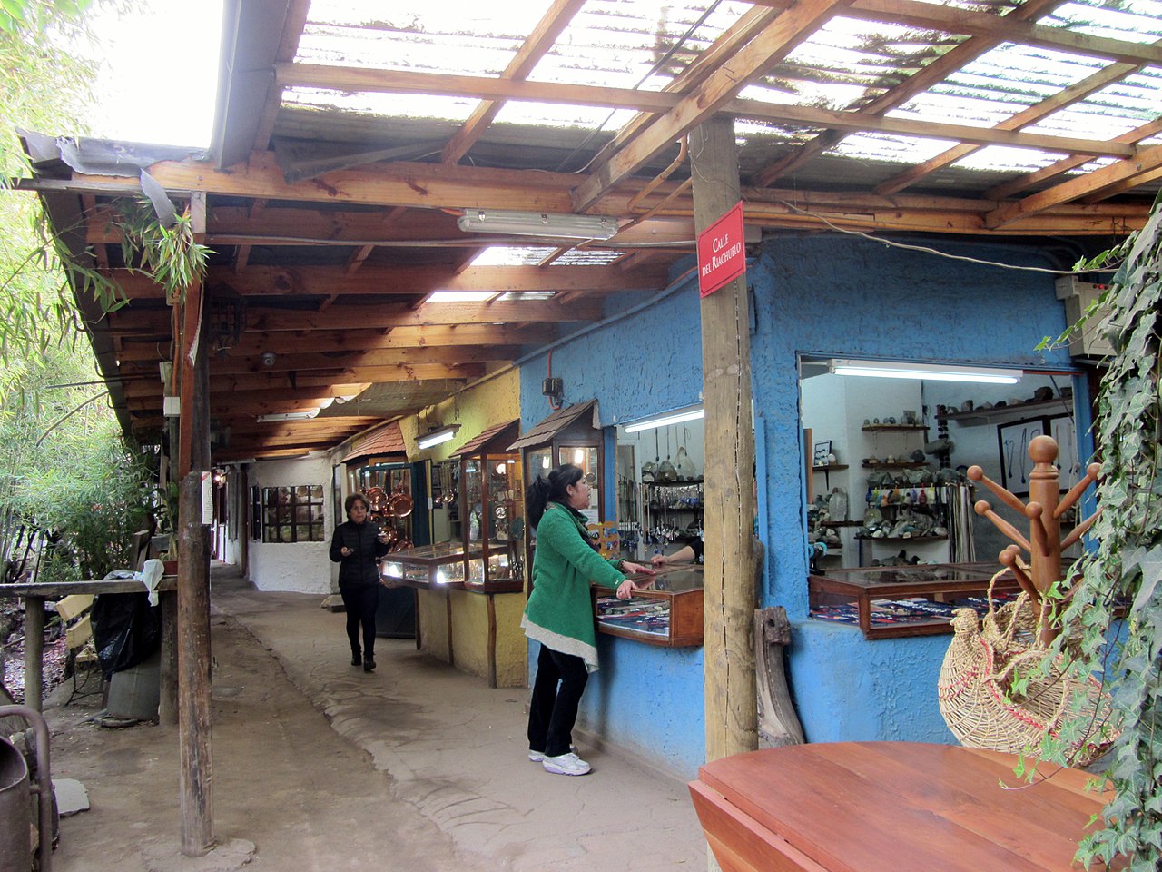Corredor rústico con talleres de artesanos en el Pueblito Los Dominicos