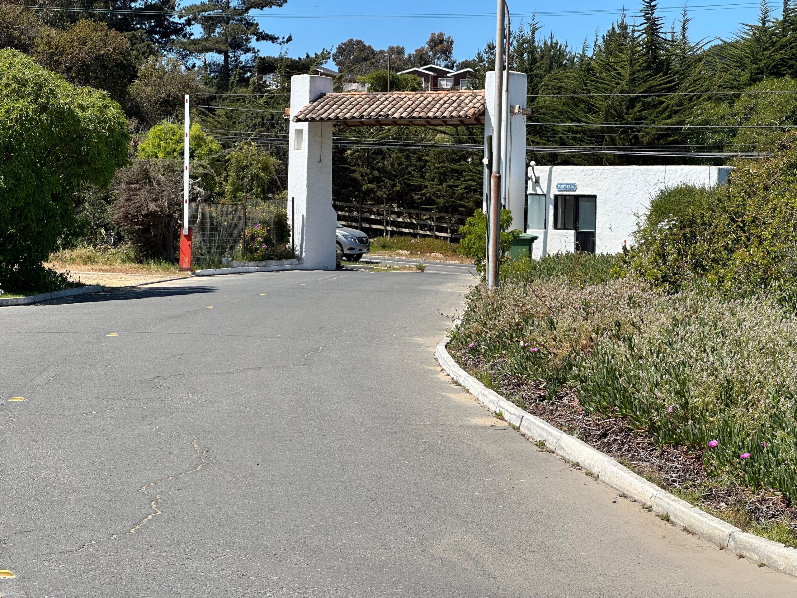 entrada bahia de rosas